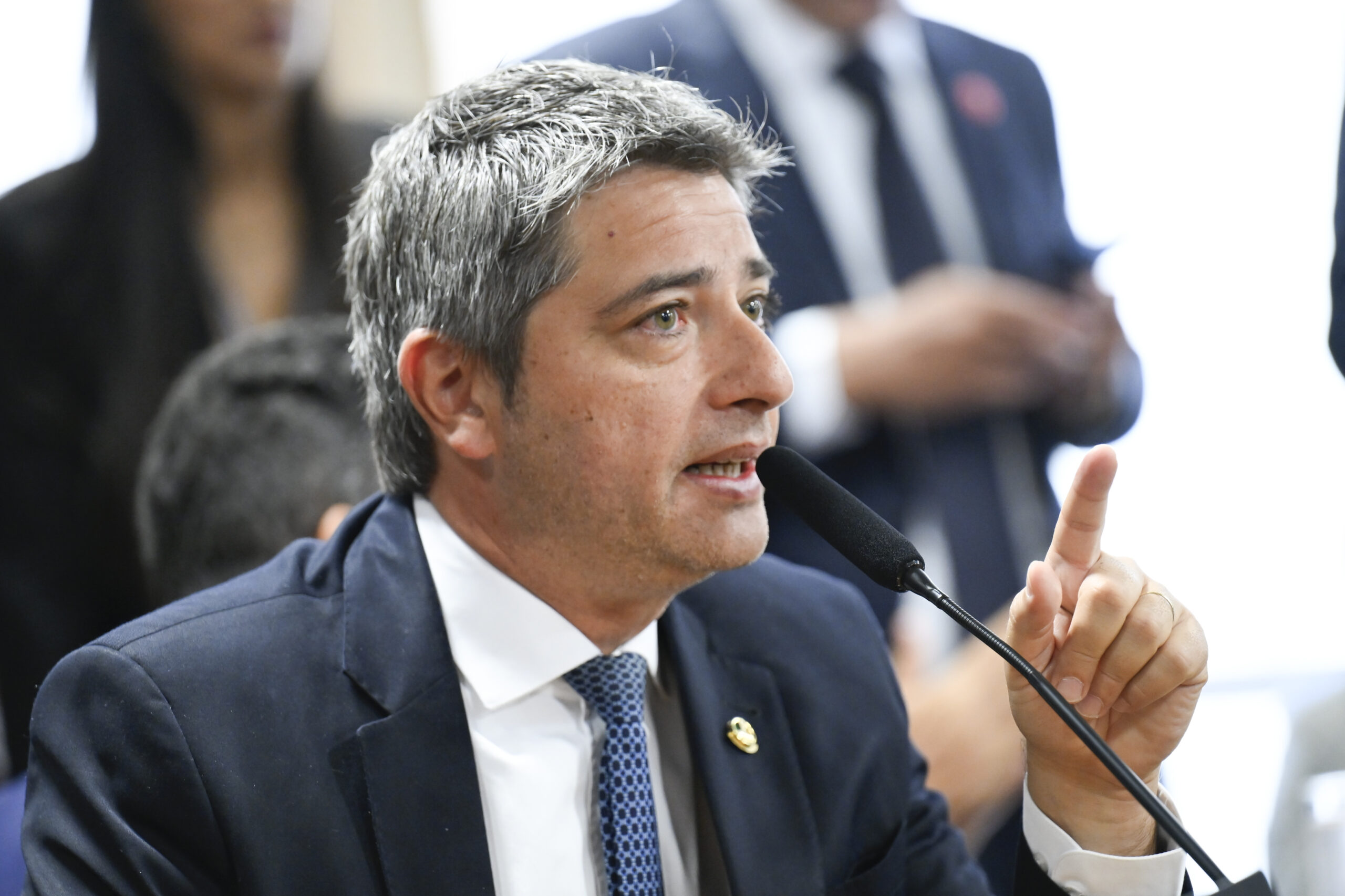 Carlos Portinho, um dos senadores eleitos no Rio de Janeiro, fala ao microfone na Comissão de Constituição e Justiça do Senado