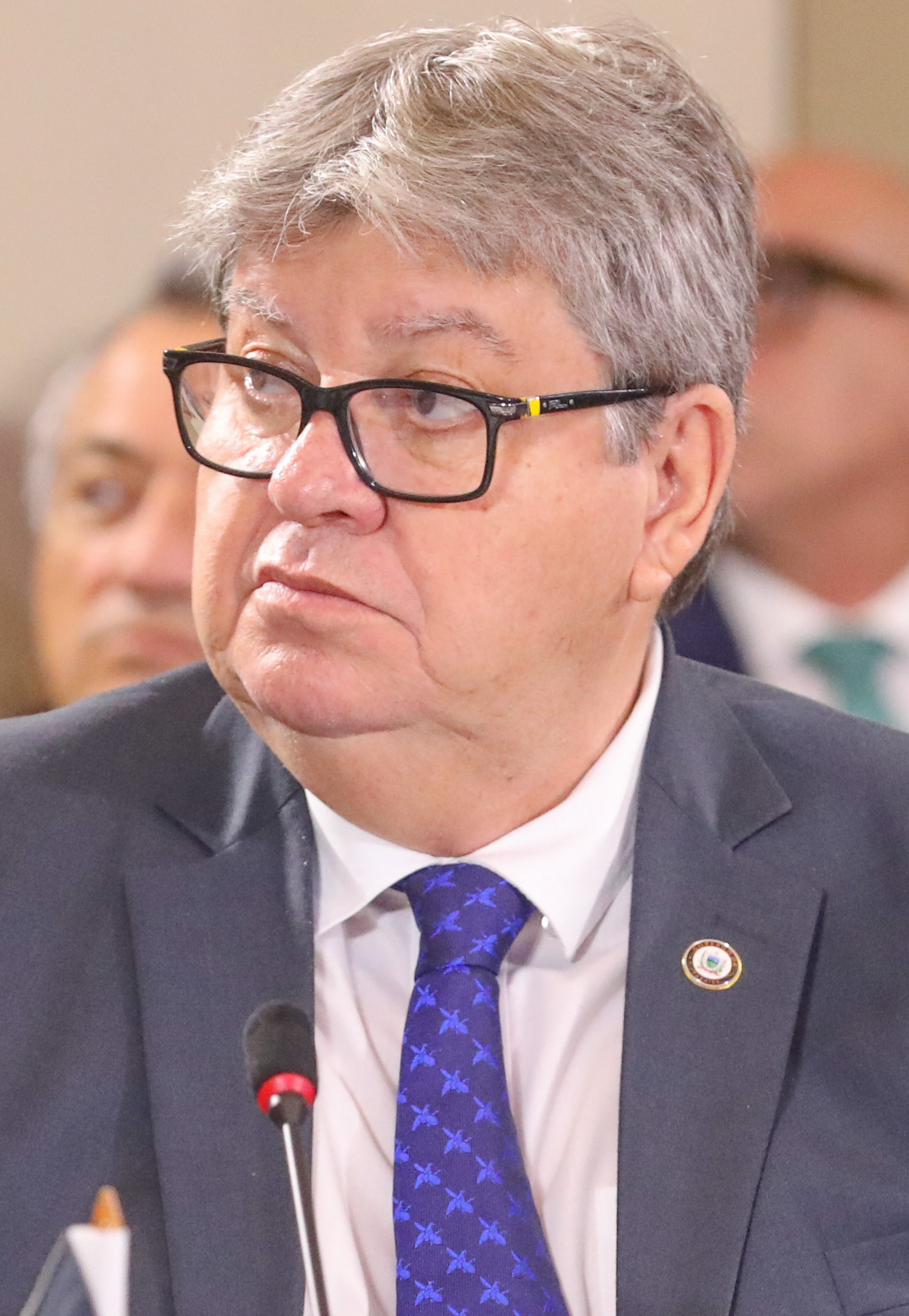 João Azevêdo, um dos senadores eleitos na Paraíba, de óculos e terno escuro durante reunião do Fórum Nacional de Governadores