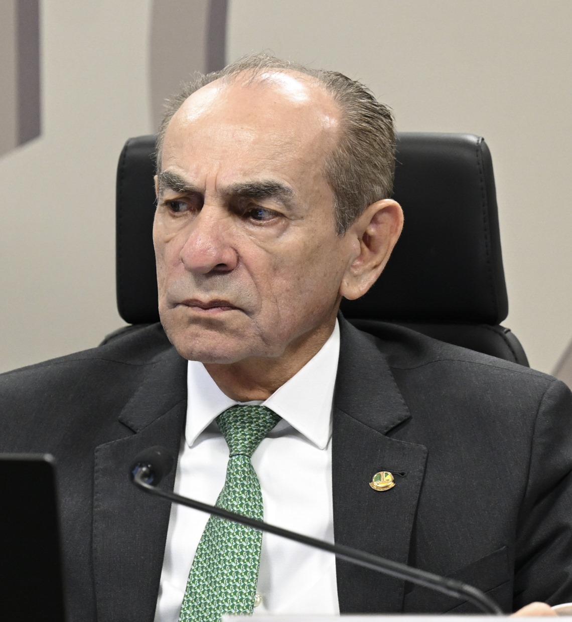 Marcelo Castro, um dos senadores eleitos no Piauí, à mesa da Comissão de Assuntos Sociais do Senado