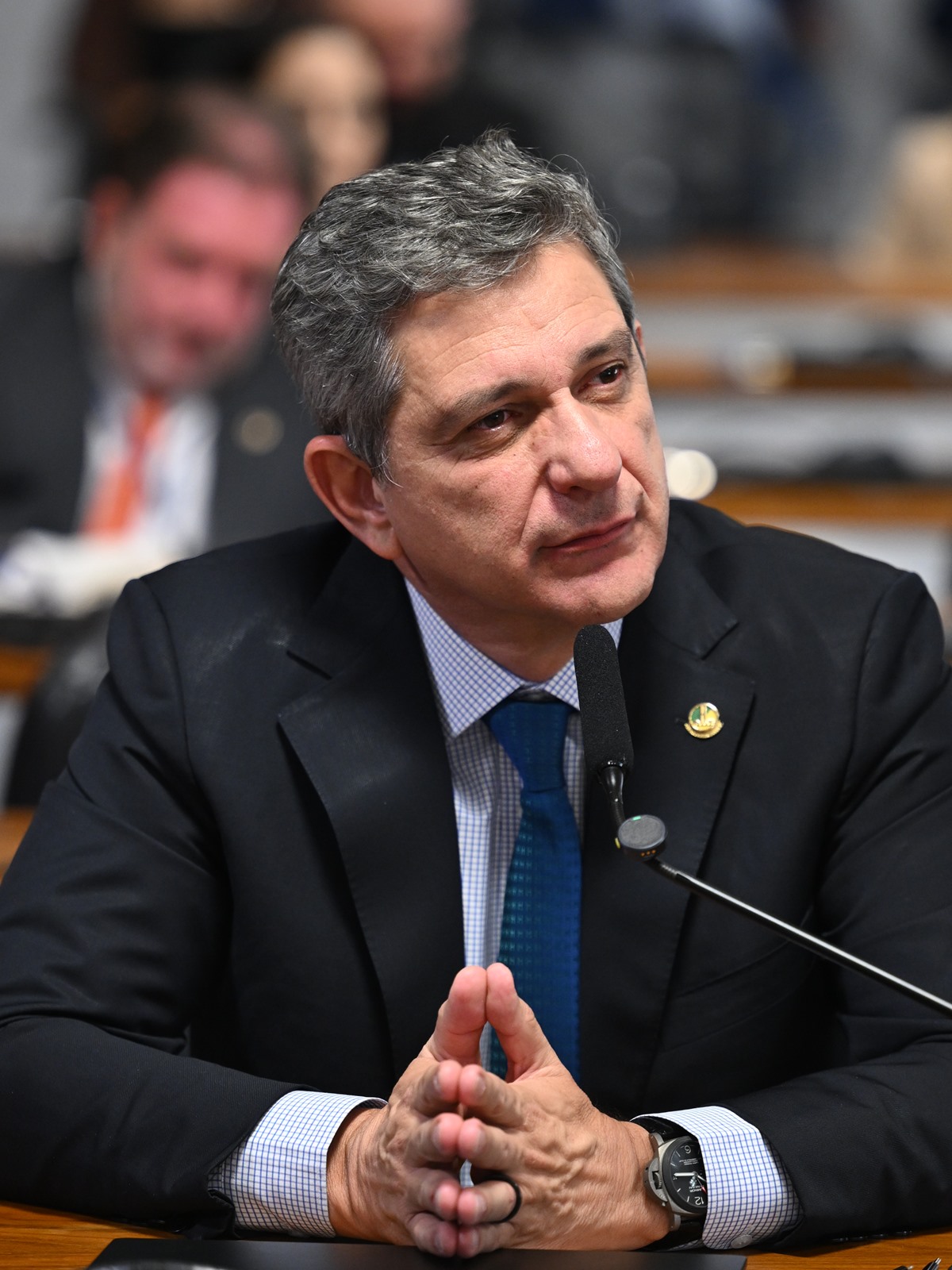 Rogério Carvalho, um dos senadores eleitos em Sergipe, de terno escuro e gravata azul à bancada da CPI do Crime Organizado no Senado