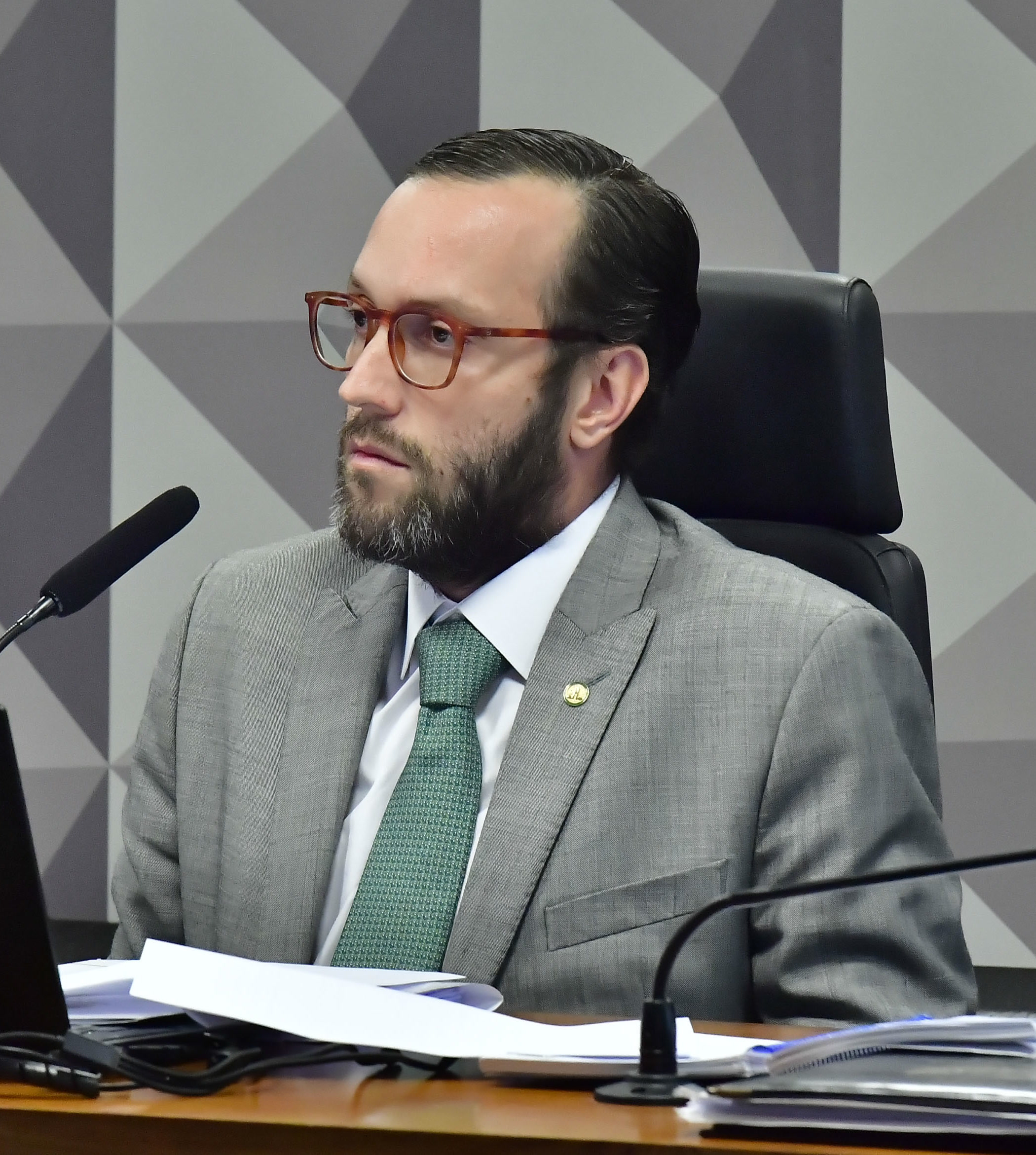 Filipe Barros, um dos senadores eleitos no Paraná, preside sessão da Comissão Mista de Controle das Atividades de Inteligência em 2025