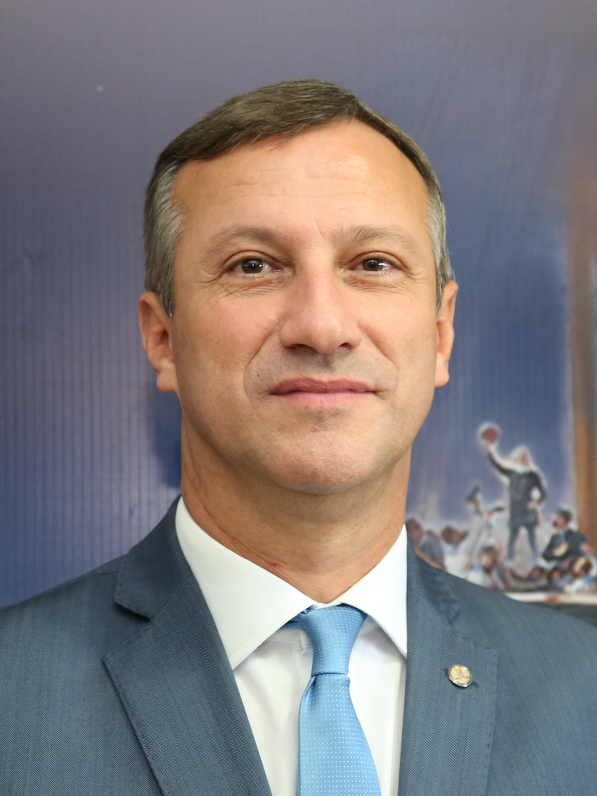 Sanderson (PL), um dos senadores do Rio Grande do Sul eleitos em 2026, de terno e gravata azul-clara, em evento da Marinha em 2022