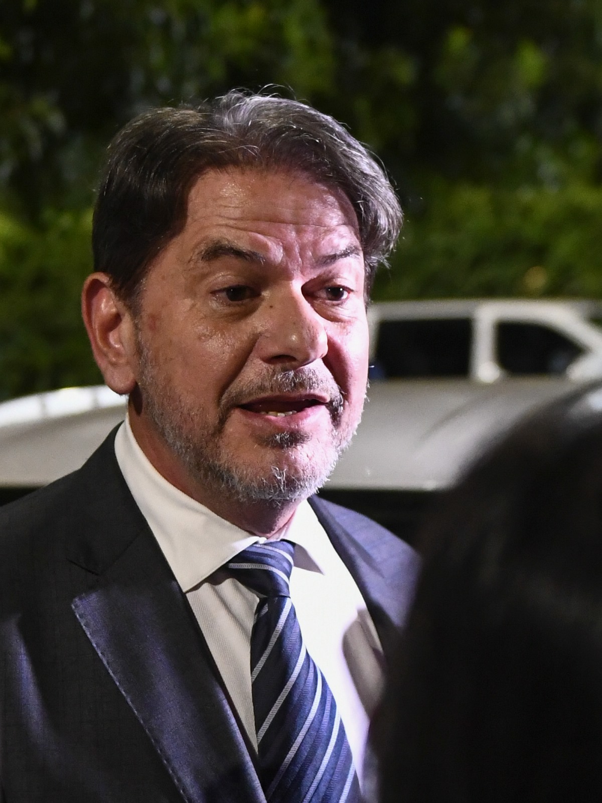 Cid Gomes, um dos senadores eleitos no Ceará, de terno escuro e gravata listrada, durante entrevista