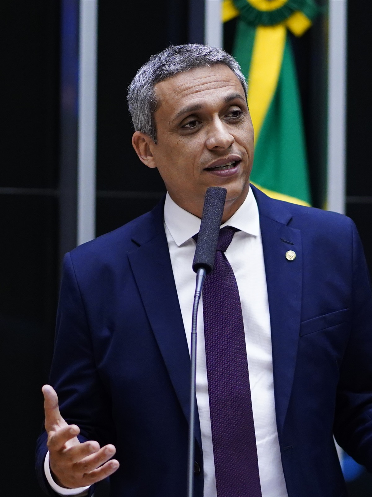 Gustavo Gayer, um dos senadores eleitos em Goiás, discursa ao microfone no plenário da Câmara dos Deputados