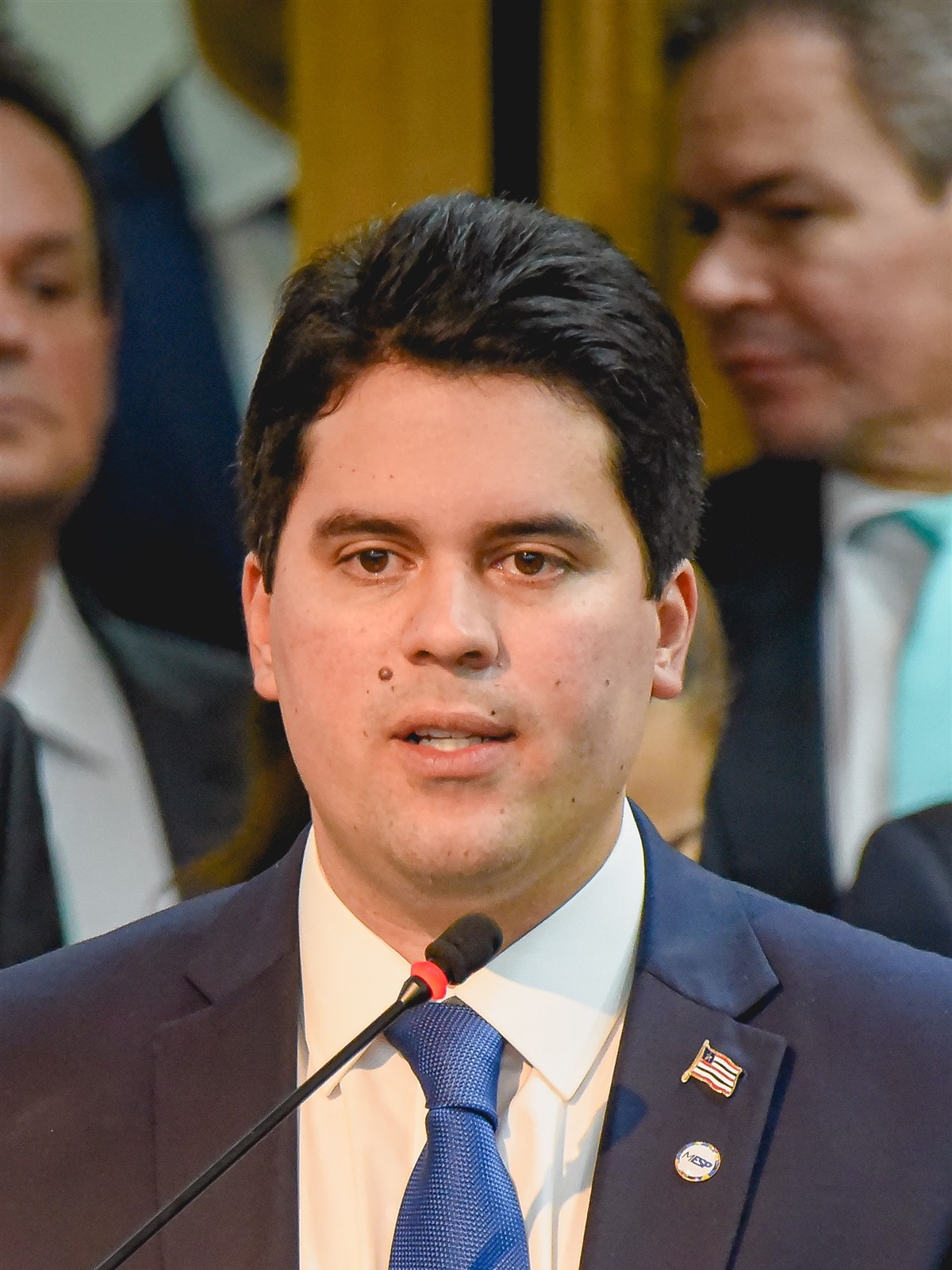André Fufuca, um dos senadores eleitos no Maranhão, discursa ao microfone na posse como ministro do Esporte