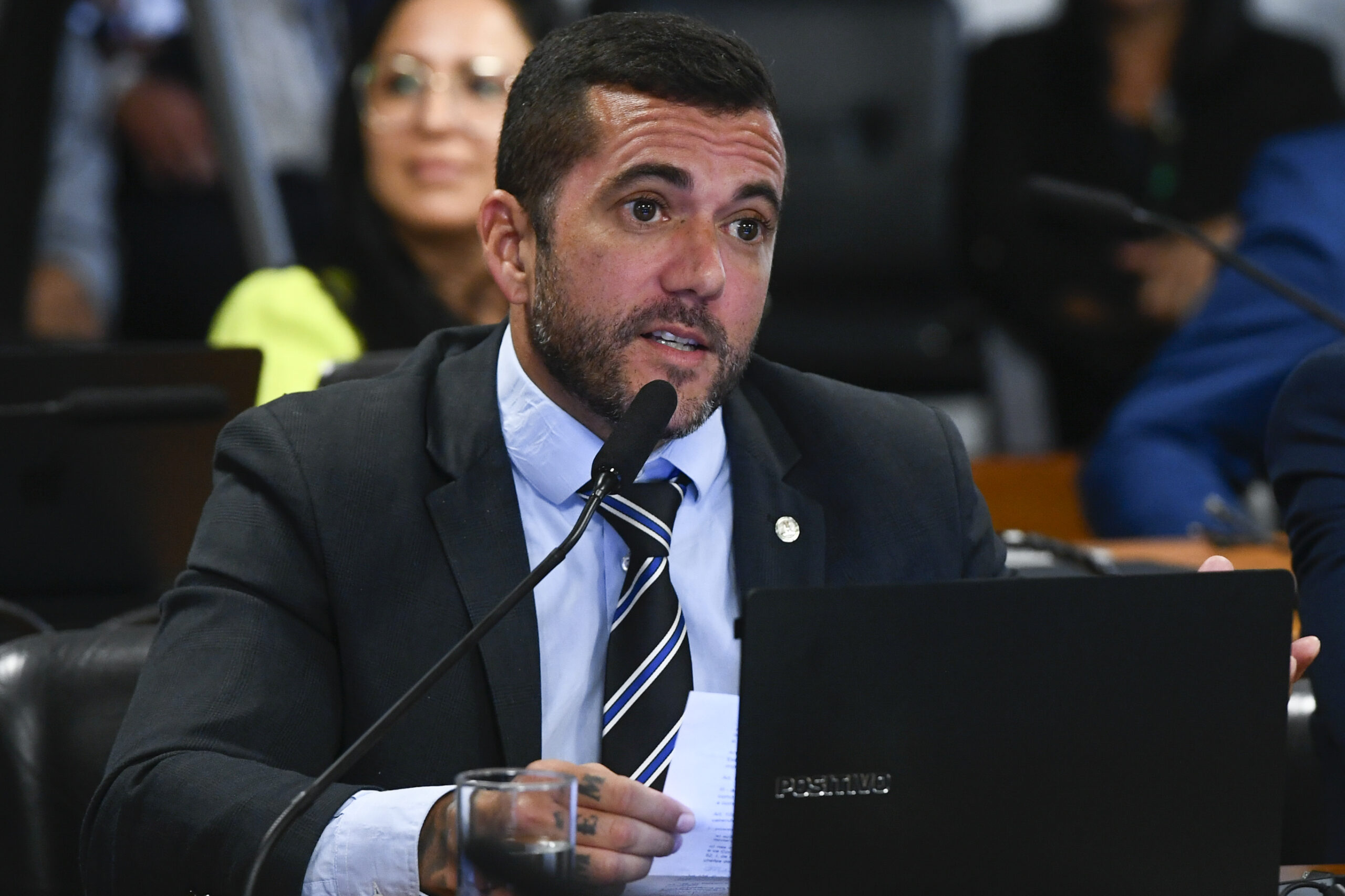 Carlos Jordy, um dos senadores eleitos no Rio de Janeiro, fala ao microfone em audiência na Comissão de Segurança Pública do Senado