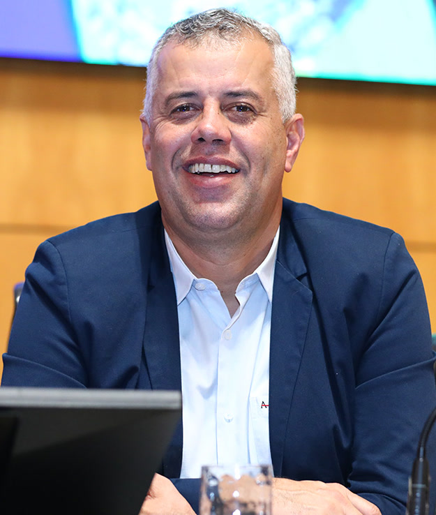 Evair de Melo, um dos senadores eleitos no Espírito Santo, sorri na mesa de sessão solene da Assembleia Legislativa