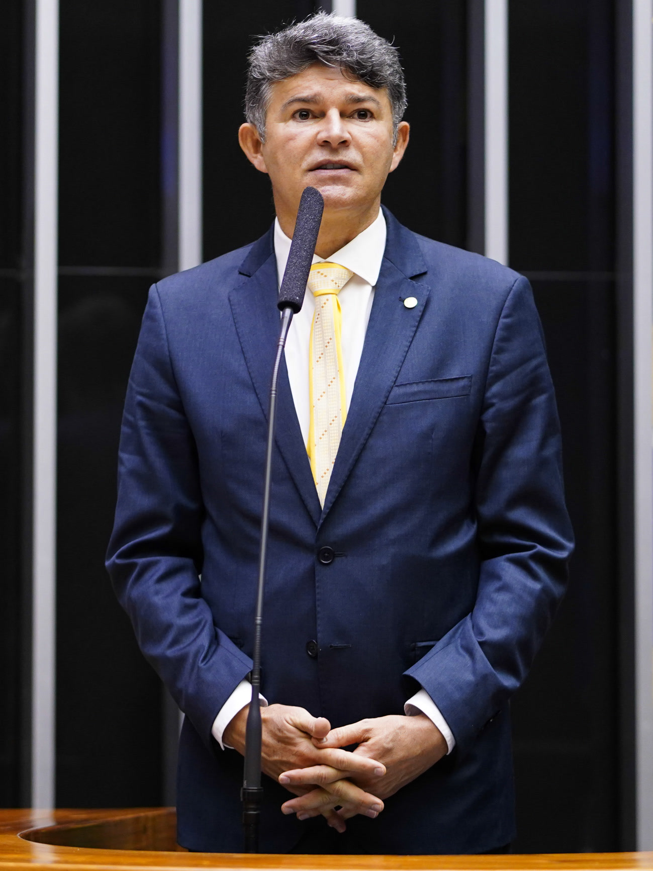 Zé Medeiros, um dos senadores eleitos em Mato Grosso, discursa ao microfone na tribuna do plenário da Câmara dos Deputados