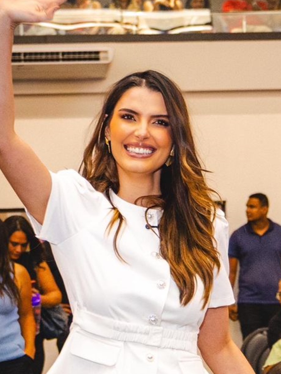 Marina JHC, uma das senadoras eleitas em Alagoas, acena e sorri durante evento em Maceió