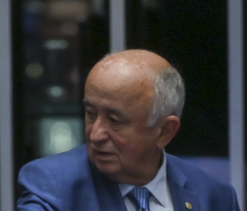 Júlio César, um dos senadores eleitos no Piauí, no Plenário do Senado durante sessão de abril de 2026