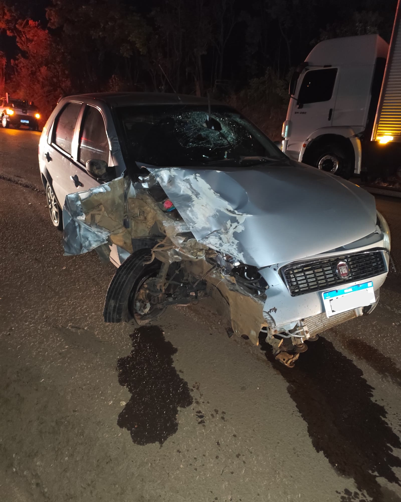 Carro com a frente amassada e o para-brisa trincado após a colisão na BR-365 em Patrocínio