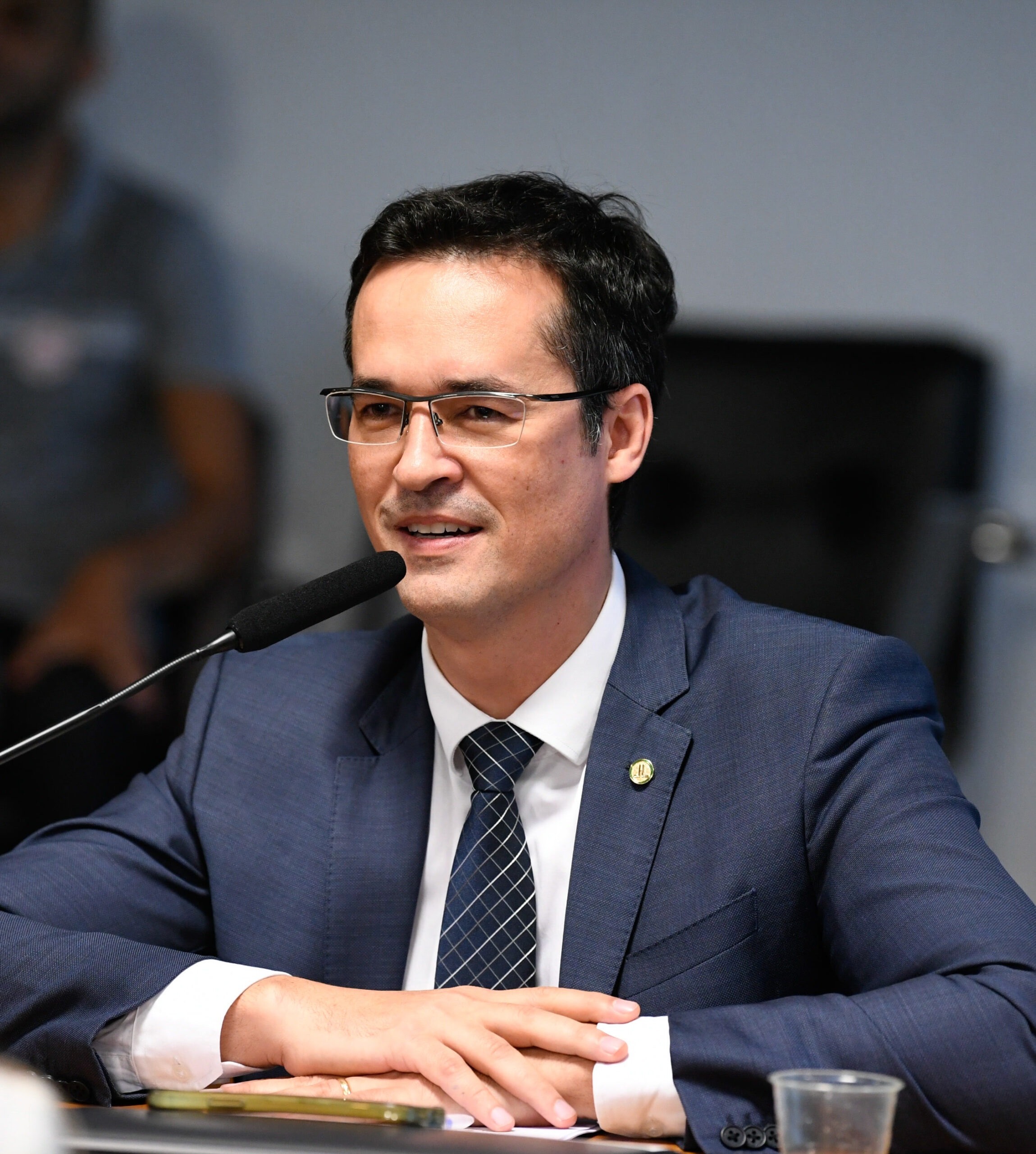 Deltan Dallagnol, um dos senadores eleitos no Paraná, fala ao microfone em reunião no Congresso em 2023