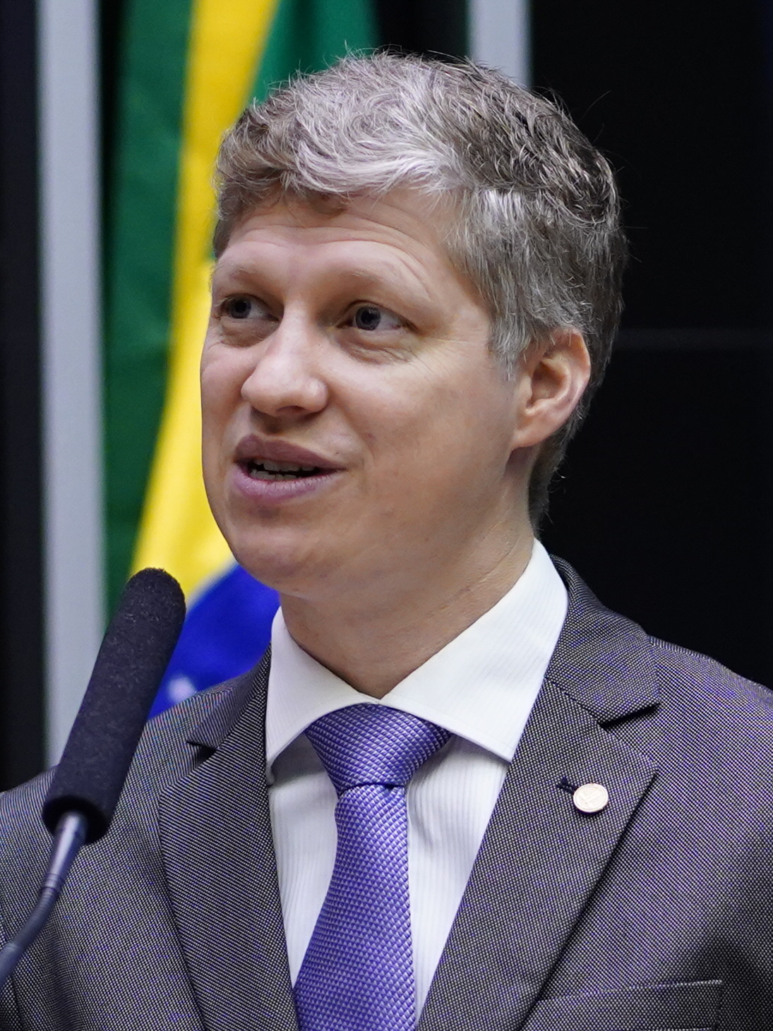 Marcel van Hattem (Novo), um dos senadores do Rio Grande do Sul eleitos em 2026, discursa ao microfone no plenário da Câmara dos Deputados