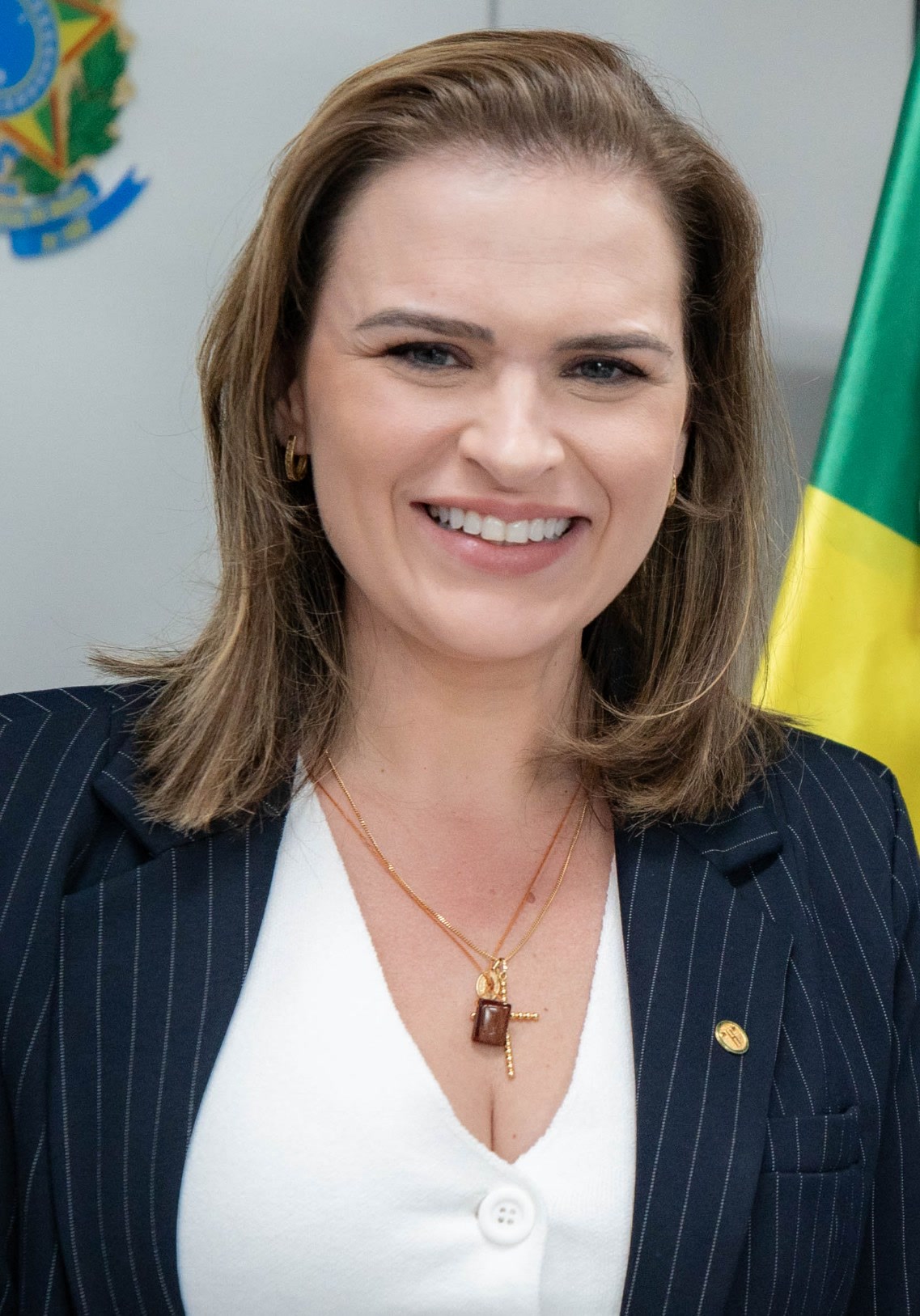 Marília Arraes (PDT), entre os senadores eleitos em Pernambuco, sorri em retrato feito em Brasília