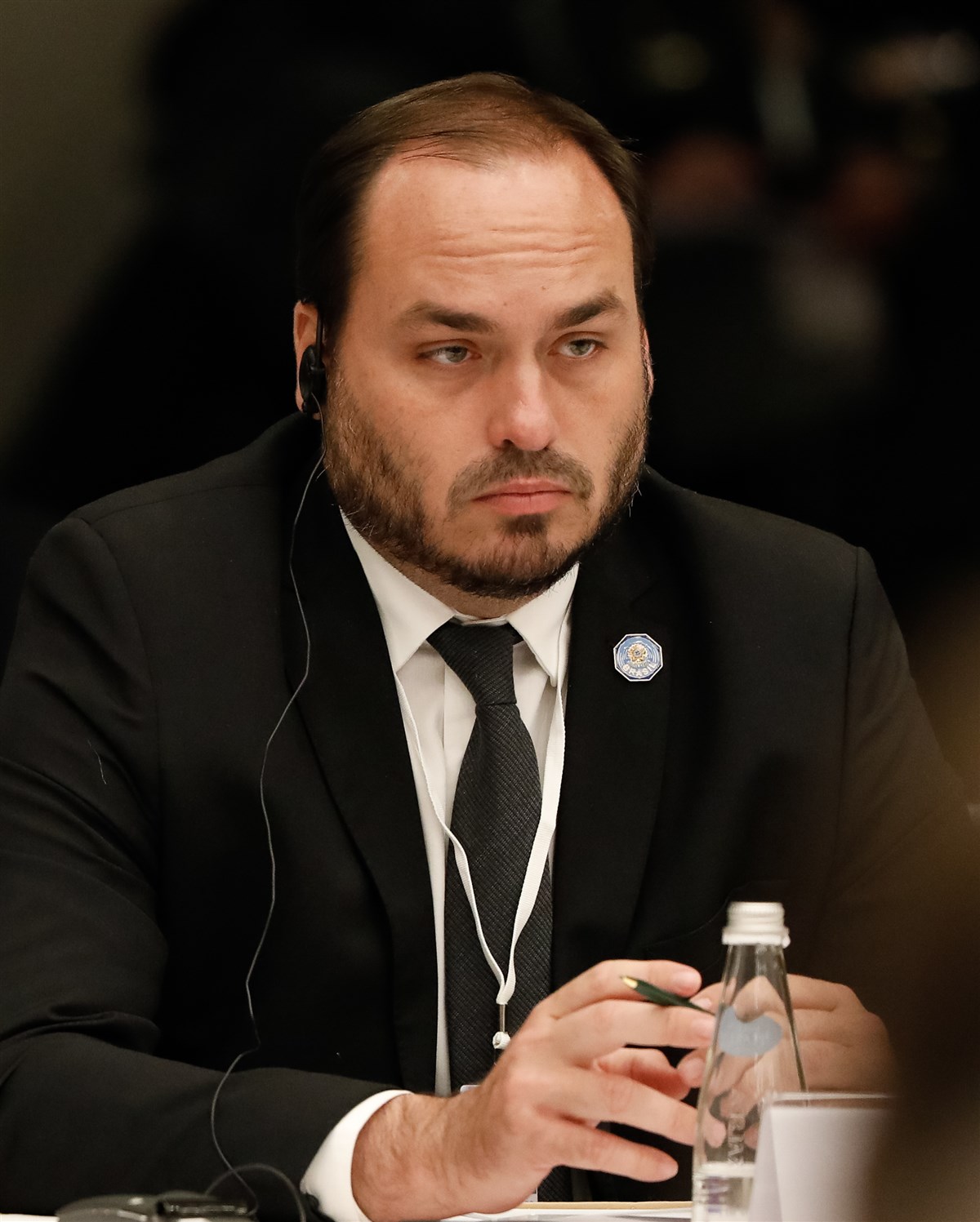 Carlos Bolsonaro, um dos senadores eleitos em Santa Catarina, de terno escuro durante encontro empresarial em Moscou