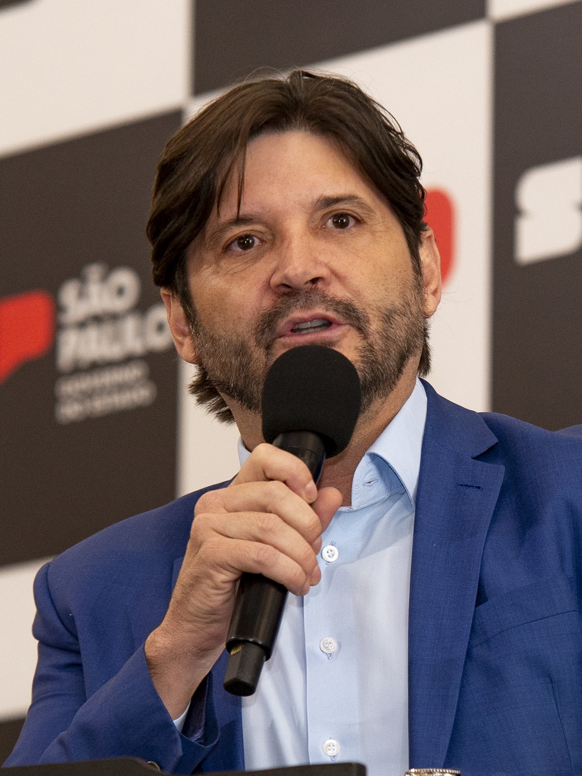 André do Prado, um dos senadores eleitos em São Paulo, discursa ao microfone no Palácio dos Bandeirantes