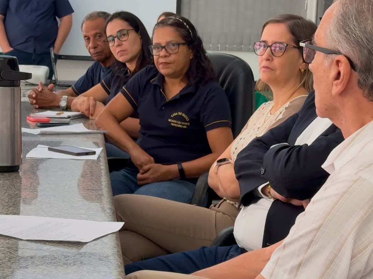 Equipe da Casa do Idoso Recanto São Vicente em reunião em Patrocínio, antes do Circuito de Direitos e Serviços