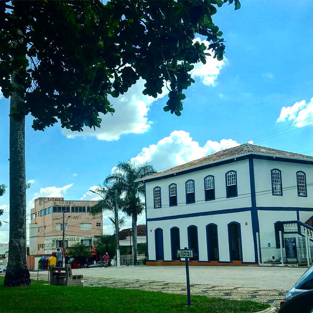 Prédio histórico de Patrocínio; a cidade recebe o Dia D do Outubro Rosa no CEAE