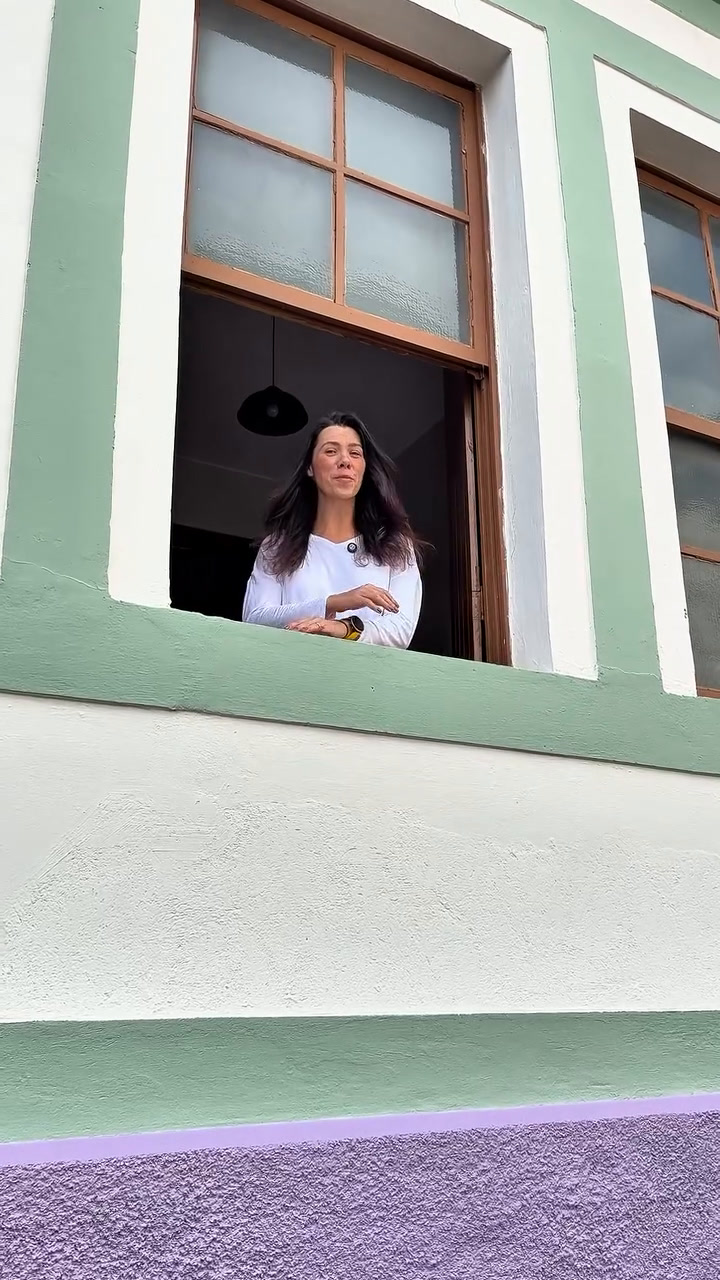 Quadro do vídeo de lançamento da Gastronomia em Dobro, gravado na janela de um casarão em Patrocínio