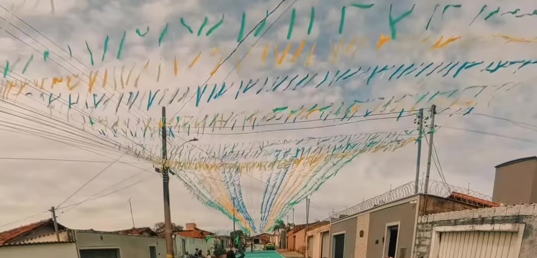 Rua decorada com bandeirolas verdes e amarelas no bairro Serra Negra, em Patrocínio