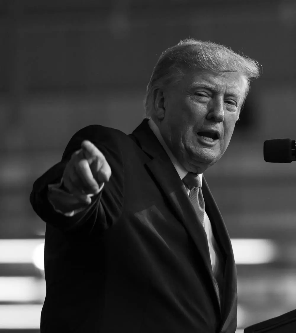 Trump insinua fraude na eleição do Brasil: o presidente americano discursa e aponta o dedo