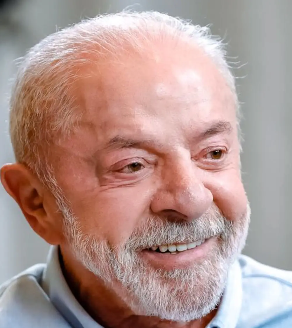 Lula sorri durante entrevista no Palácio da Alvorada