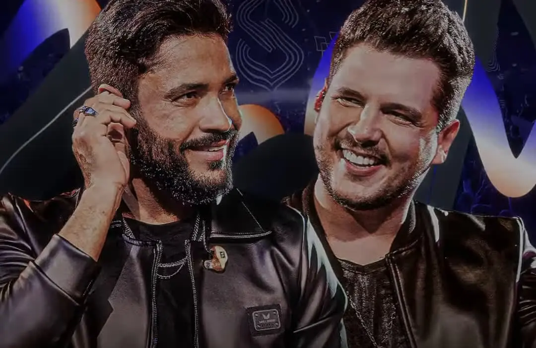 Fred e Fabrício posam sorrindo na arte de divulgação do show em Patrocínio
