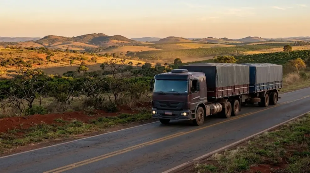 Caminhão de carga numa rodovia de Minas Gerais, ilustração sobre o frete em Minas
