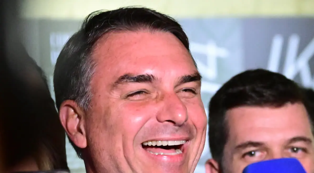 Senador Flávio Bolsonaro sorri ao conceder entrevista, na matéria sobre a Futura no Nordeste