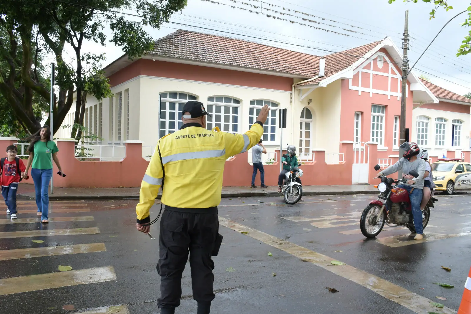 Ganhou em Patrocínio: rua em frente a um prédio escolar no Centro de Patrocínio (MG)