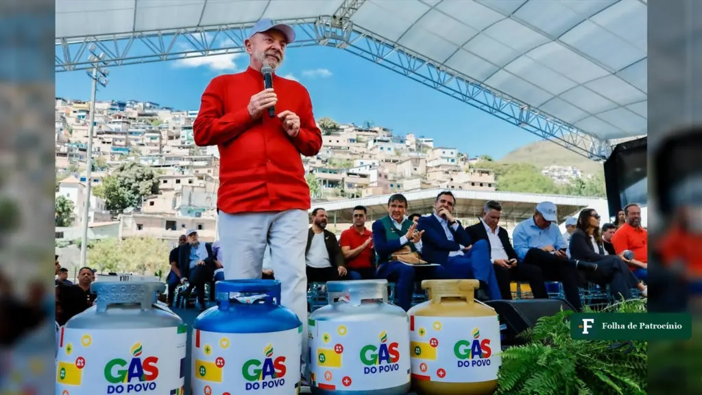 Lula discursa ao lado de botijões no lançamento do programa, que tem verba para o Gás do Povo em 2027