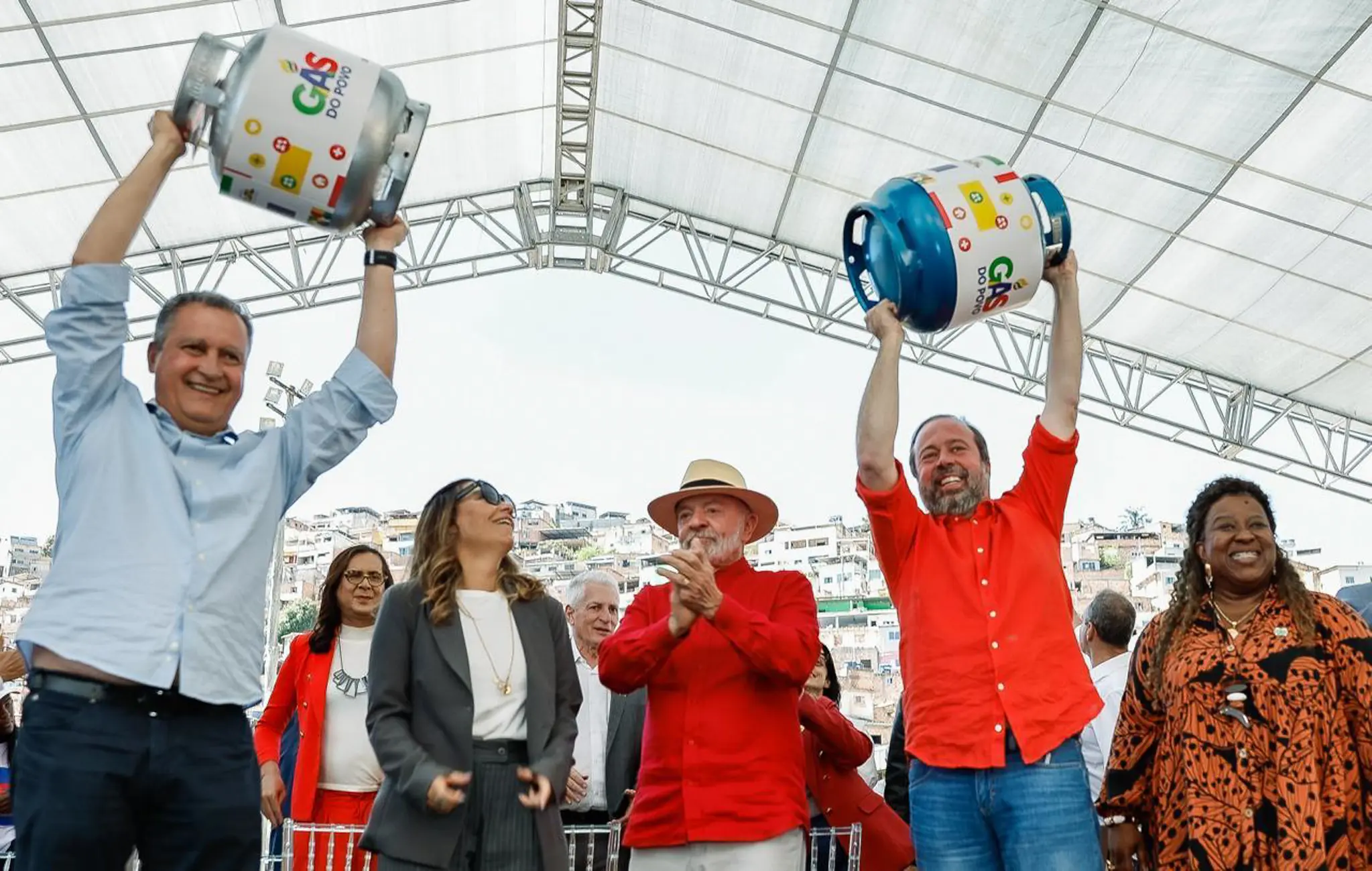 Lula aplaude ministros que erguem botijões no lançamento do Gás do Povo em Belo Horizonte