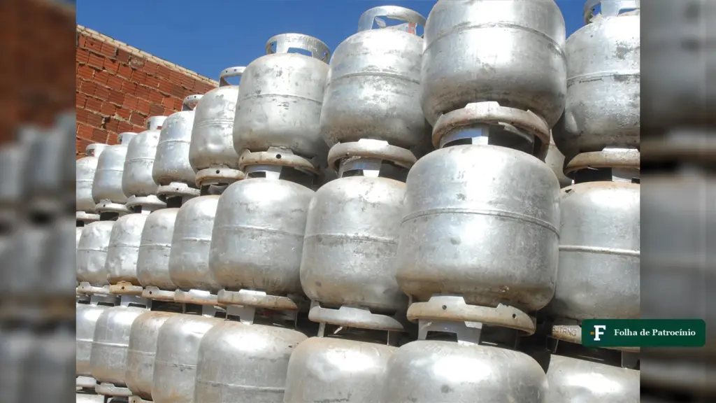Gás do Povo em novembro: botijões de gás de 13 kg empilhados em uma revenda