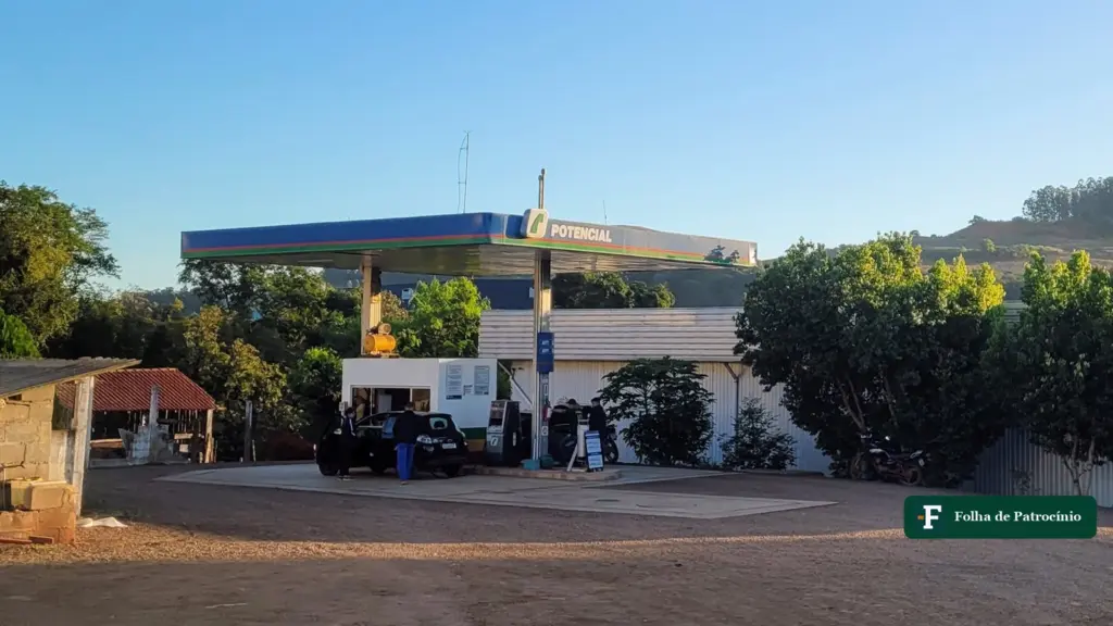 Posto de combustíveis com carro sendo abastecido, ilustração da matéria sobre a gasolina mais cara do país (foto: Dalton Scavassa, CC BY-SA 4.0)
