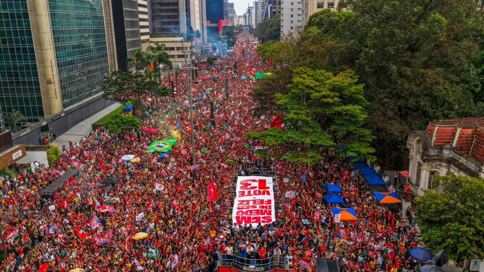 Multidão de vermelho na Avenida Paulista em ato da campanha de Lula, dias antes da polêmica de Gentili e os idosos