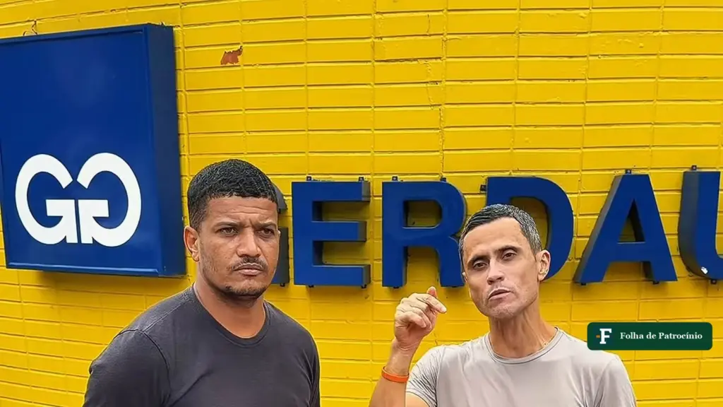 Dois homens diante da fachada da Gerdau em Divinópolis, em quadro de vídeo