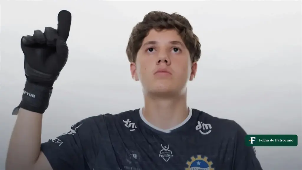 Retrato do goleiro Miguel Meneses, de 14 anos, com o uniforme do São José Esporte Clube e a luva erguida