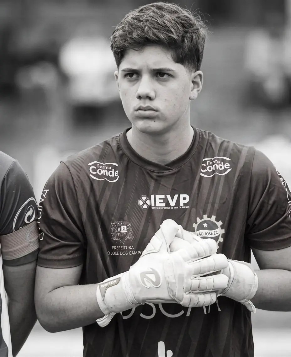 Goleiro Miguel Meneses perfilado antes de um jogo do sub-15 do São José, em foto em preto e branco