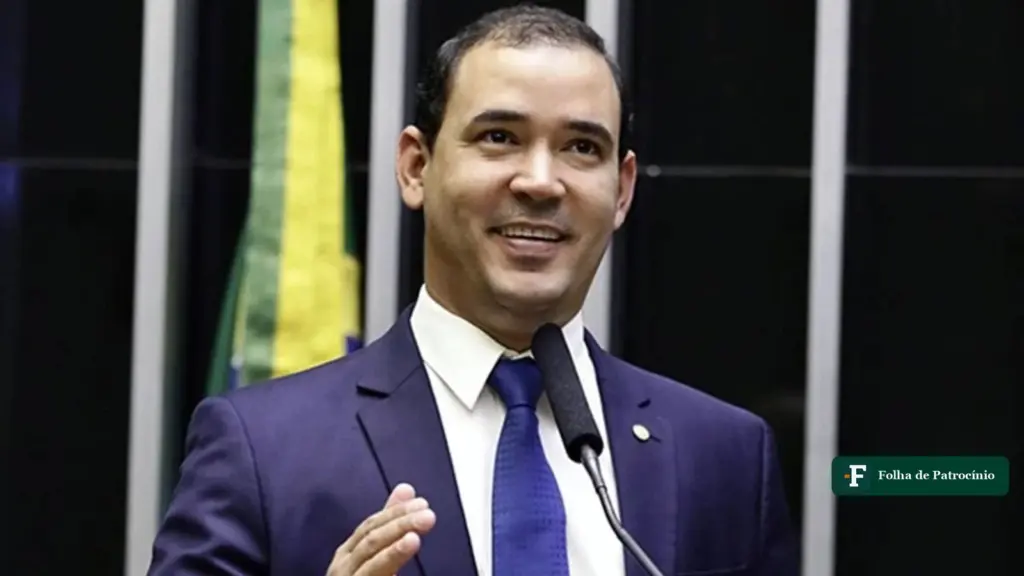 Vicentinho Júnior sorri em discurso, candidato a governador do Tocantins