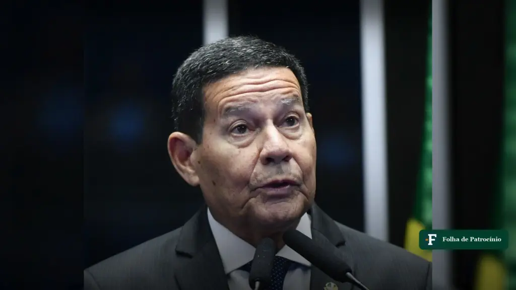 Hamilton Mourão fala ao microfone na tribuna do Senado
