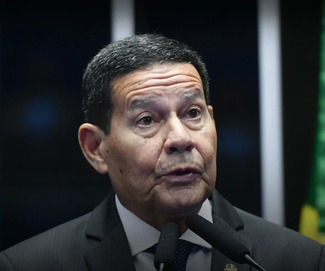 O senador Hamilton Mourão discursa no plenário do Senado