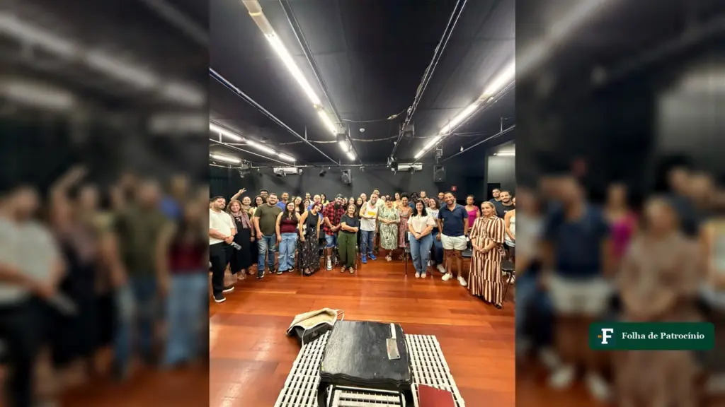 Público e equipe reunidos no teatro do CEU das Artes após a peça Homem-Bomba