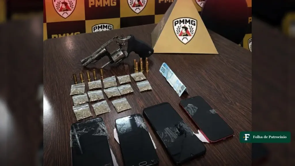Revólver, munições, porções de droga e celulares apreendidos pela PM na operação sobre homicídio em Iraí de Minas