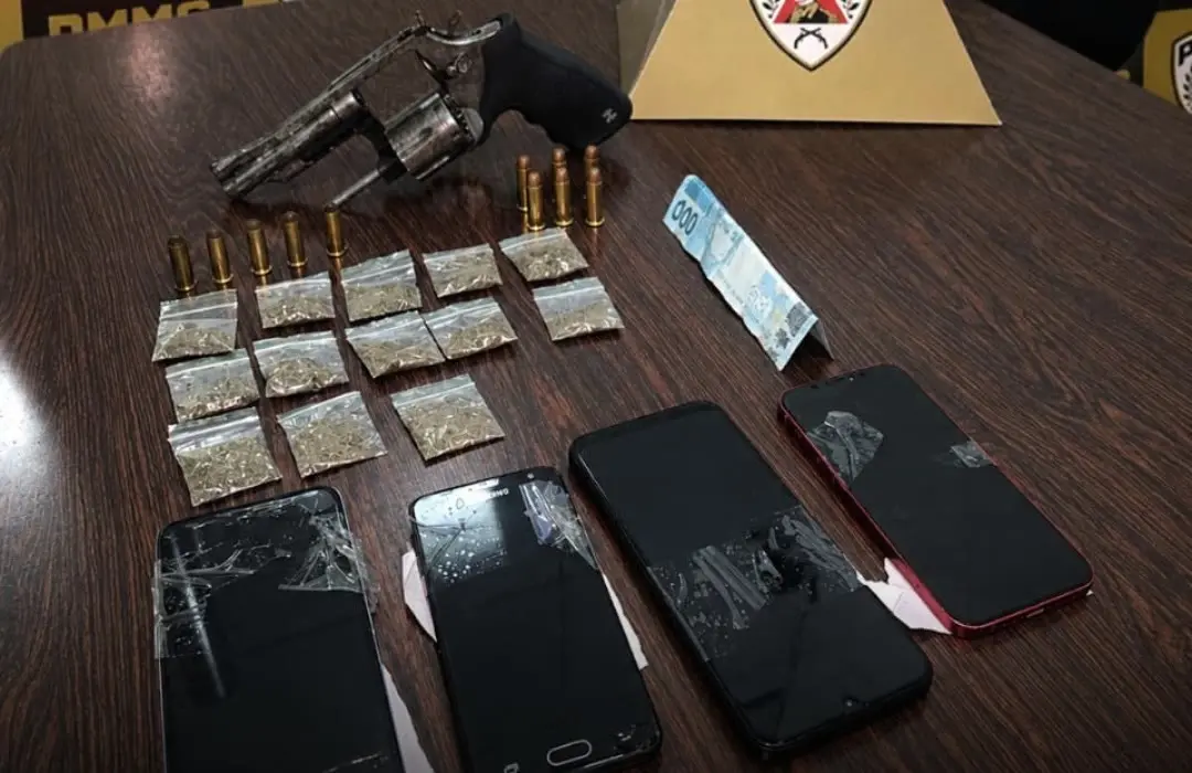 Revólver calibre .38 e munições apreendidos em Iraí de Minas, material da tentativa de homicídio