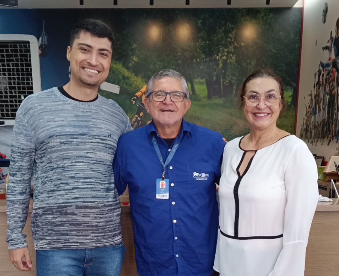 Proprietários da HT Esportes e representante da ACIP/CDL dentro da loja, em Patrocínio
