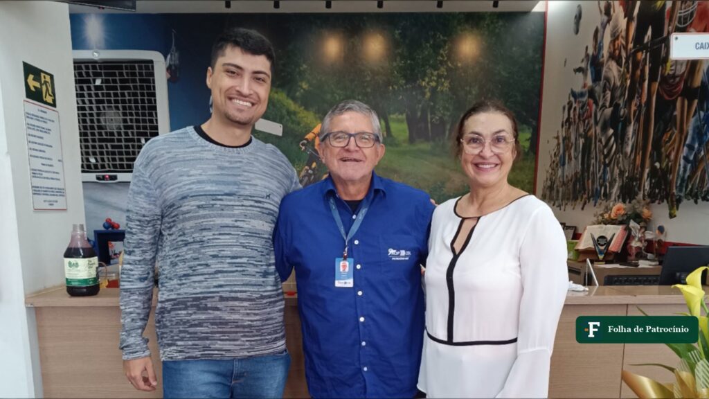 Proprietários da HT Esportes e representante da ACIP/CDL na loja de Patrocínio