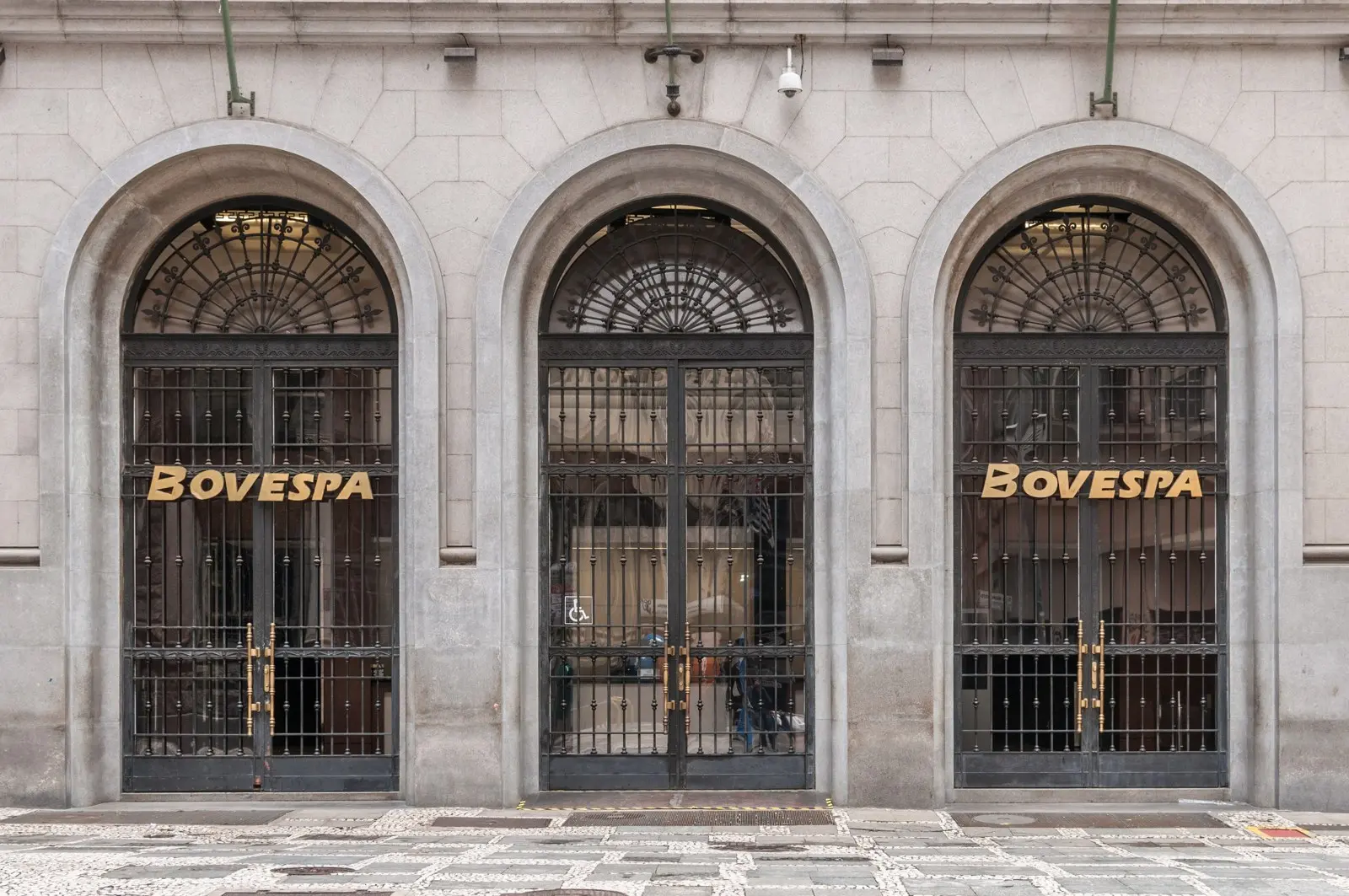 Fachada da antiga sede da Bovespa, hoje B3, no centro de São Paulo, onde é negociado o Ibovespa desde a reeleição
