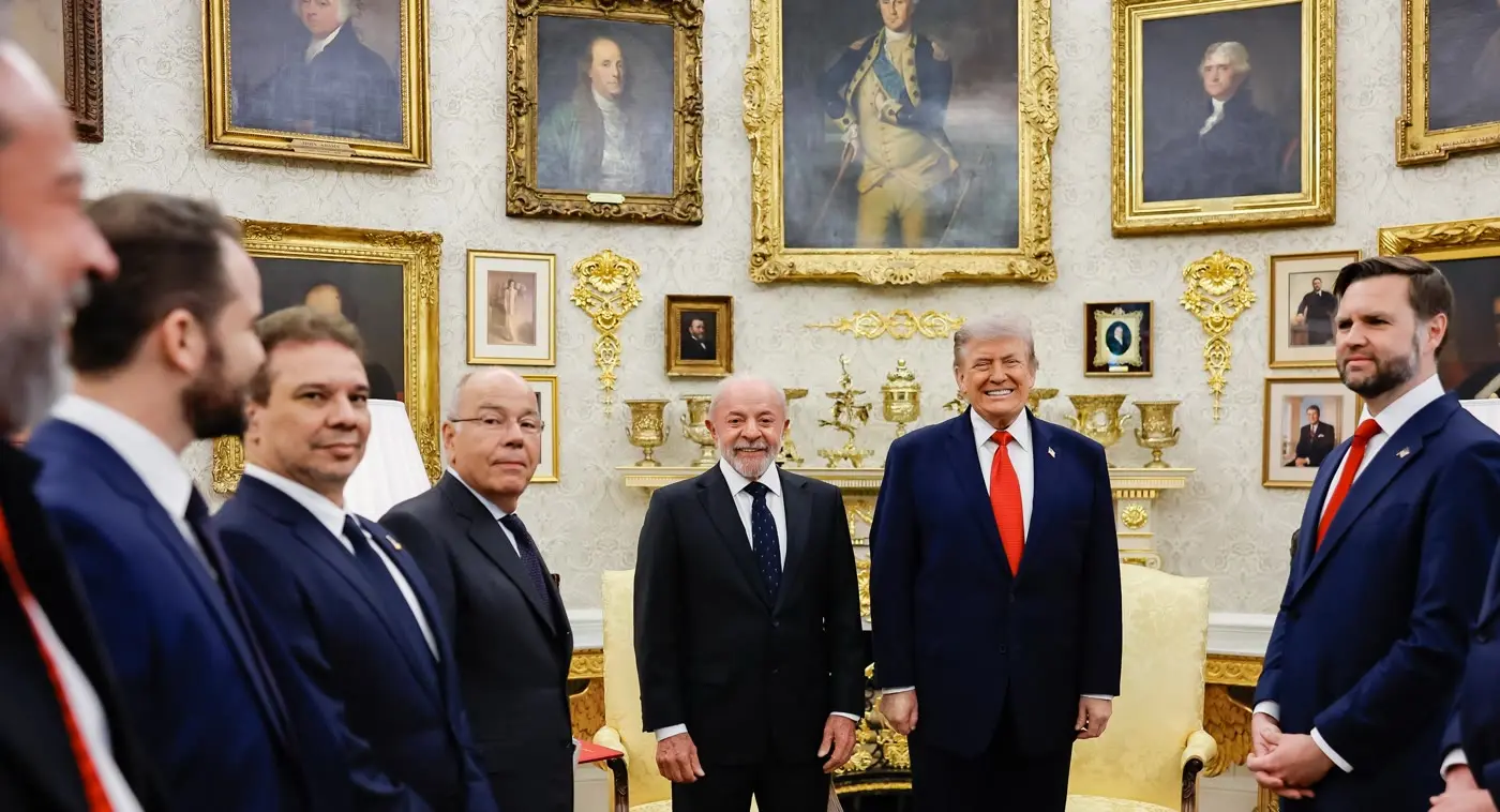 Lula e Trump posam com integrantes das duas comitivas no Salão Oval, em maio, quando a tarifa de 25% dos EUA já estava em discussão