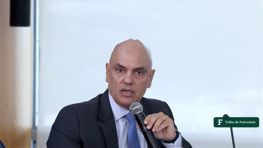Alexandre de Moraes fala ao microfone em reunião em Brasília; o impeachment de Moraes é promessa de Flávio Bolsonaro (foto: STF)