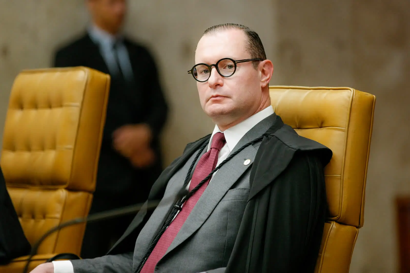 Impeachment de Zanin: o ministro Cristiano Zanin, de toga e óculos, em sessão plenária do STF